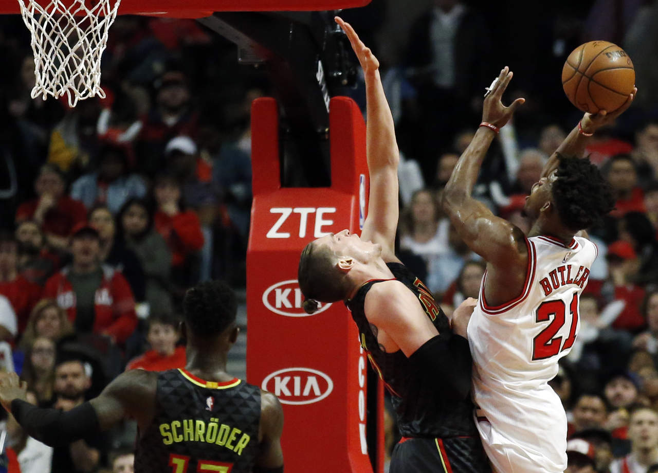 Jimmy Butler (d) anotó 33 puntos en la victoria 106-104 de los Bulls sobre Hawks de Atlanta. (AP)