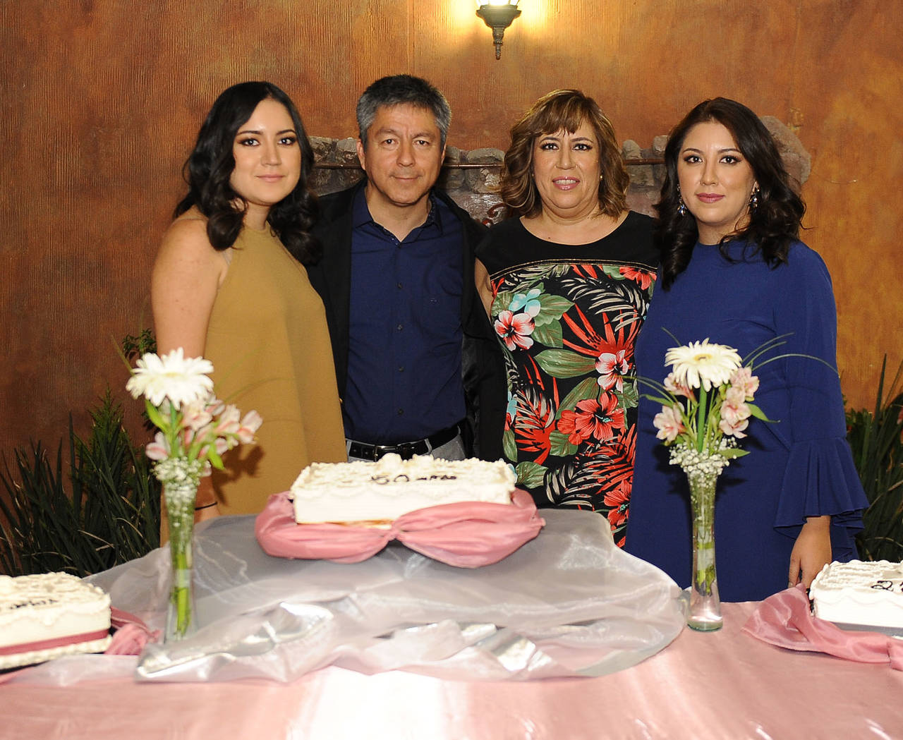   Miguel Lara y Lorena García, acompañados de sus hijas, Daniela y Lorena Lara García, en su festejo. Lorena G. también celebró su cumple.

