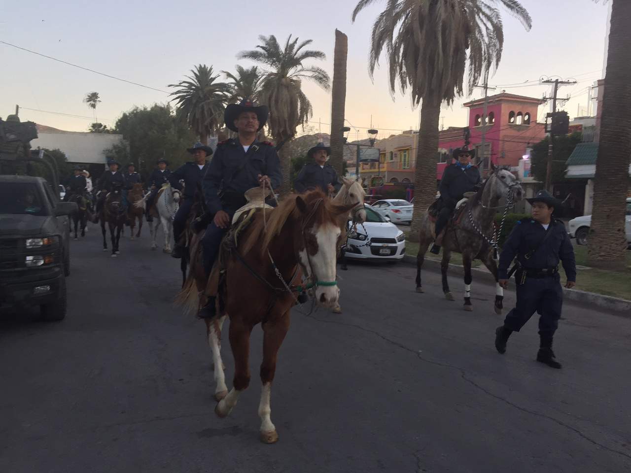 En las calles. Miembros de la caballería formaron parte del contingente.
