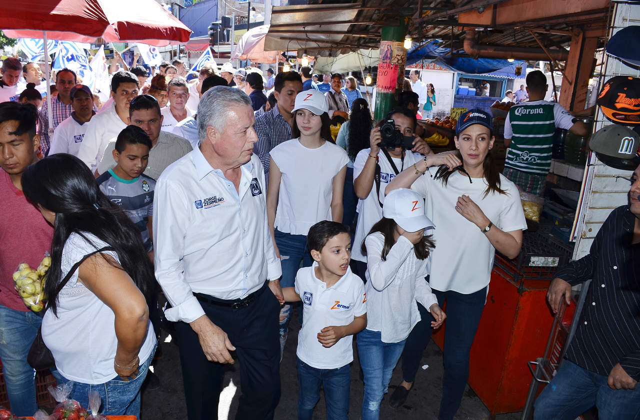 Zermeño inició su campaña en el Mercado Alianza de Torreón. (FERNANDO COMPEÁN)