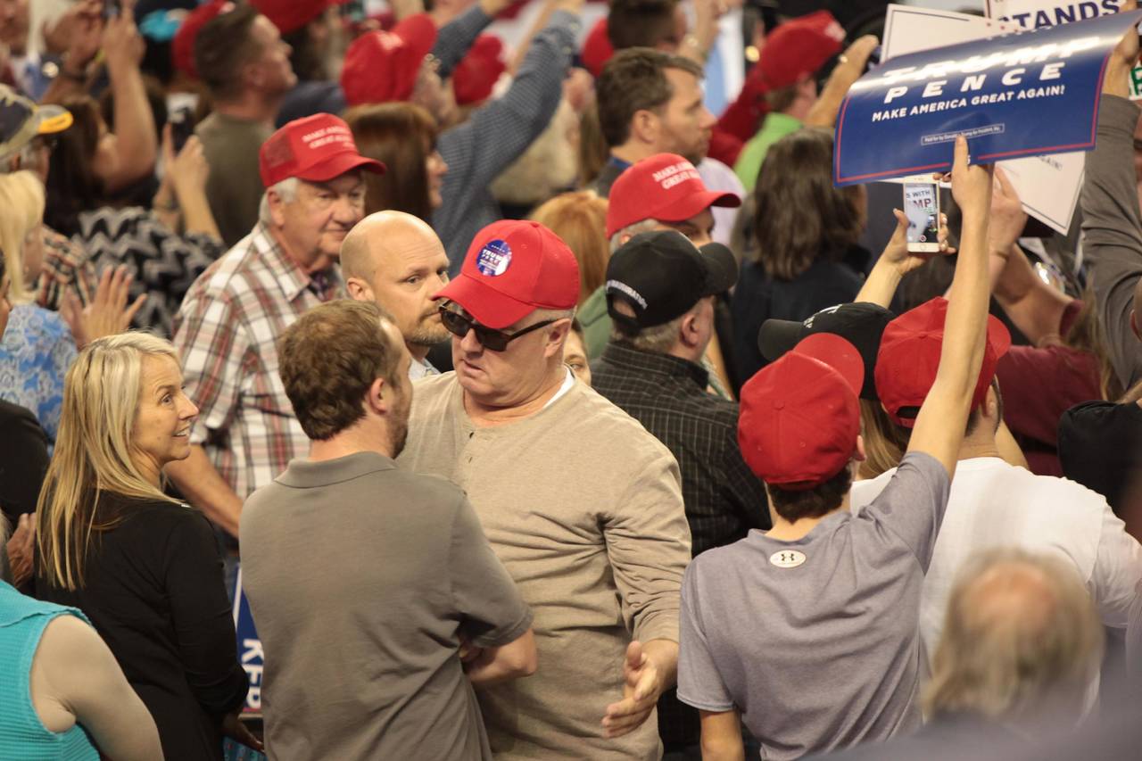 En varios mitines de Trump, los asistentes se enfrentaron.
