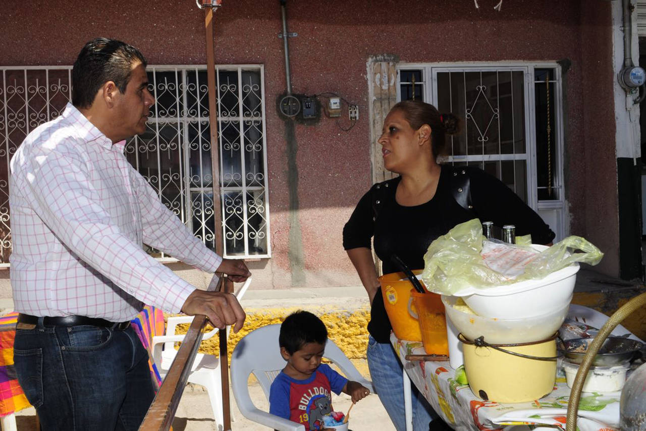 Arranque. En San Pedro la candidata a la alcaldía Ana Isabel Durán y a diputado José Luis Flores iniciaron campaña con 'calcas'.