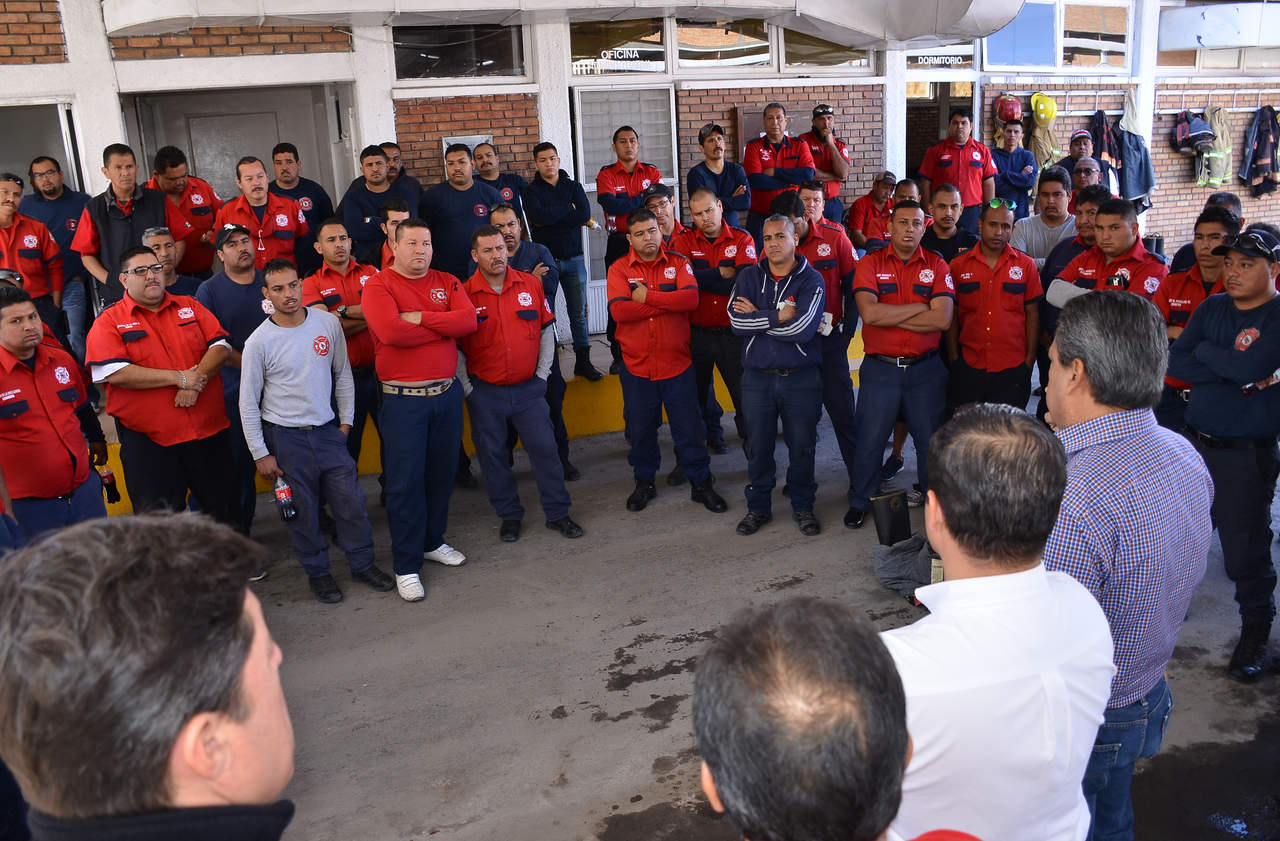 Los elementos denunciaron que los obligan, bajo advertencia de arrestos, a realizar actividades muy diferentes a las de apagar incendios o realizar acciones de rescate, como el llenado de albercas. (FERNANDO COMPEÁN)
