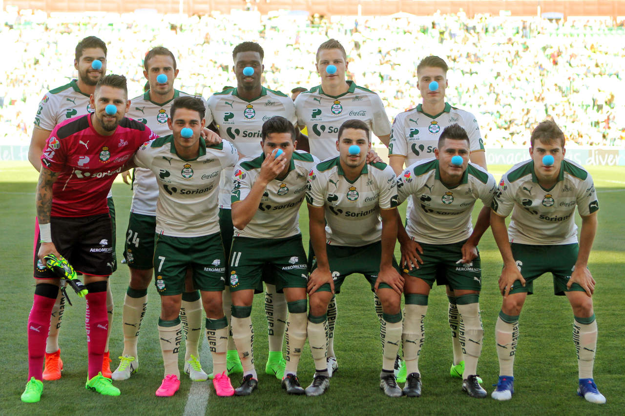 Los jugadores del Santos Laguna posan para la fotografía oficial con narices azules, en apoyo a la campaña contra
el autismo a nivel nacional. (Jam Media)