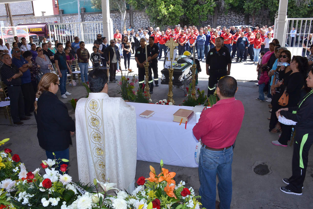 La ceremonia se realizó en la Estación Colón, ahí tomaron la palabra compañeros de Gustavo, familiares y el comandante Salvador Zamora. (FERNANDO COMPEÁN)