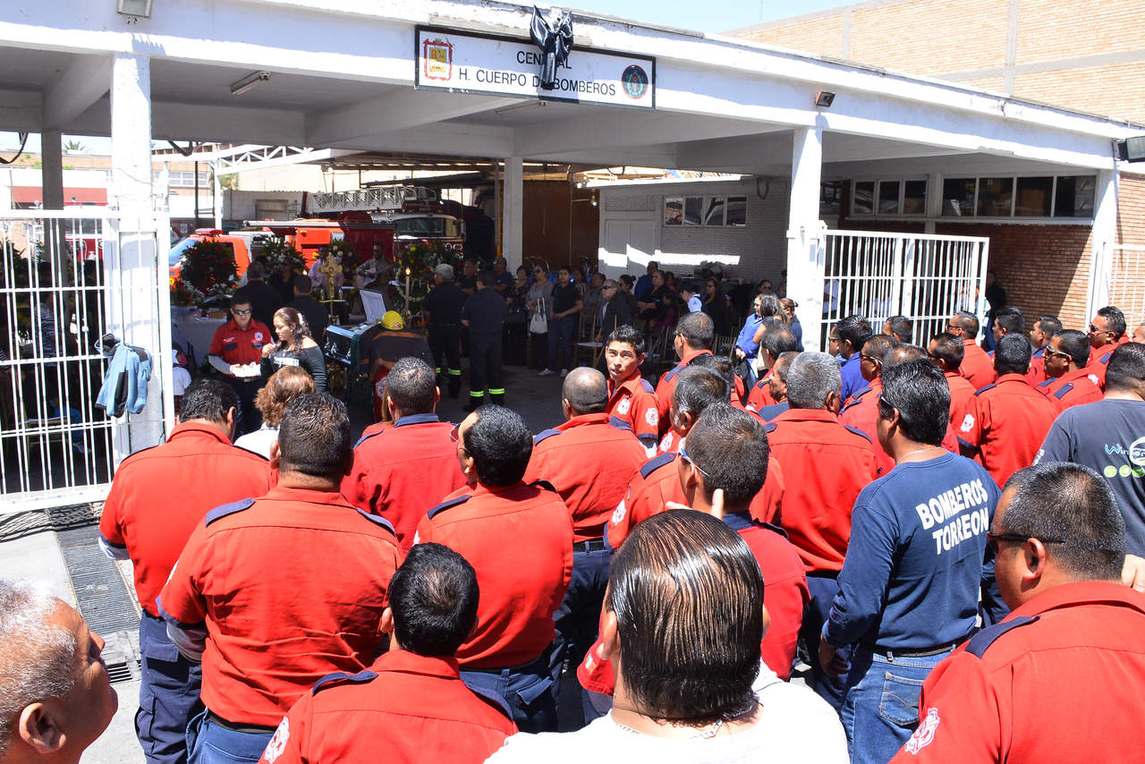 Despiden a bombero fallecido en Torreón