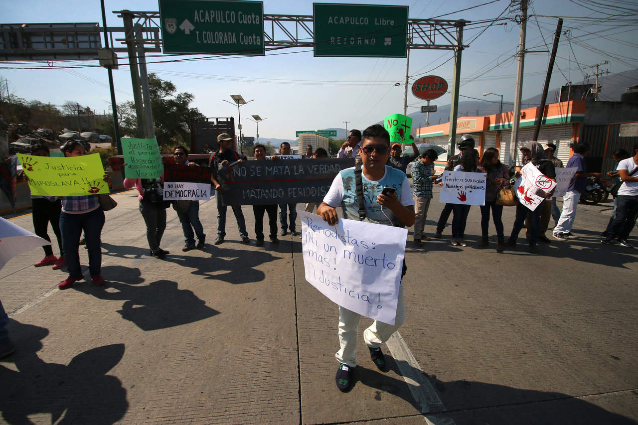 Los periodistas se congregaron en un punto de la autopista de Ciudad de México al balneario de Acapulco. (EFE)