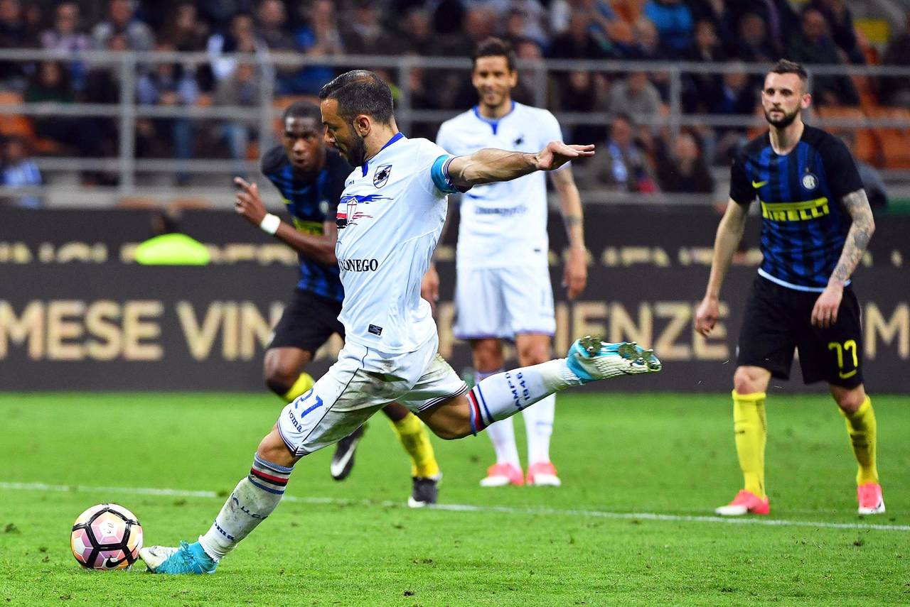 Fabio Quagliarella anotó de penal el segundo gol de la Sampdoria en el triunfo 2-1 en casa del Inter de Milán. (EFE)