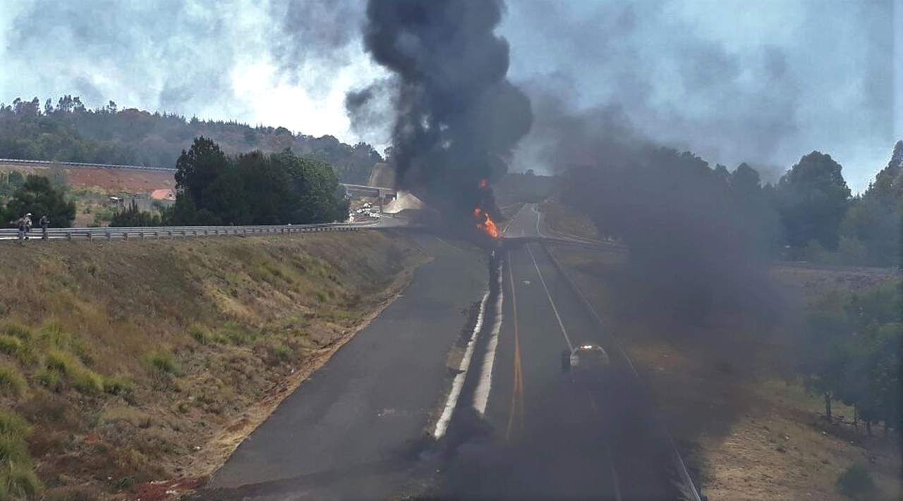Murió el chofer. Una pipa cargada con combustible volcó y explotó sobre la autopista Siglo 21, en su tramo carretero Morelia-Pátzcuaro. 