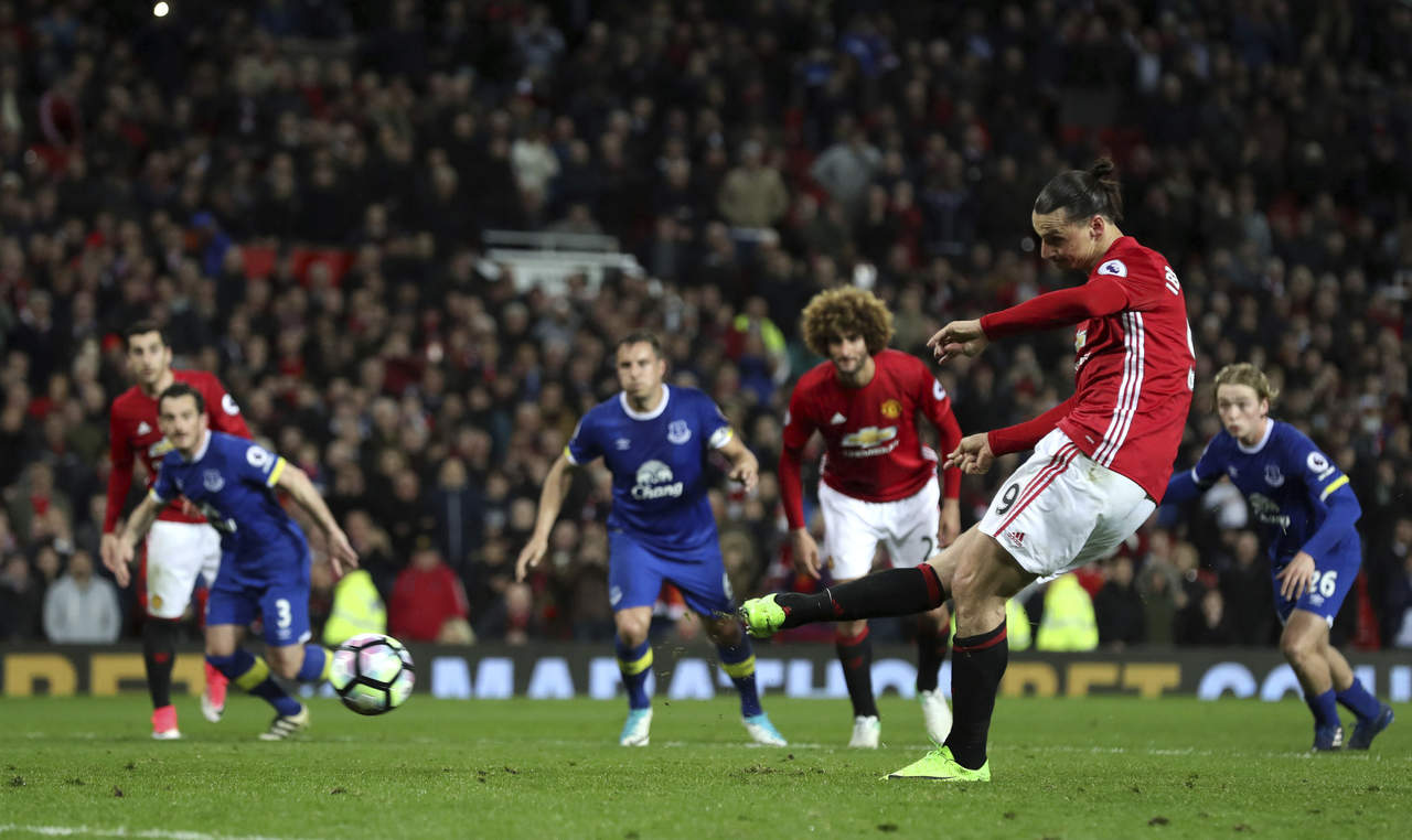 Zlatan Ibrahimovic anotó de penal al minuto 94 el tanto del empate para el Manchester United. (AP)