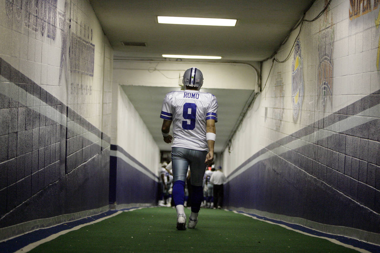 Luego de ser dejado en libertad por los Cowboys de Dallas, Romo anunció ayer su retiro. (Archivo)