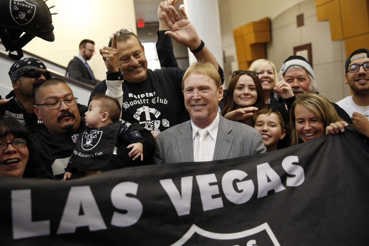 Mark Davis, dueño de Raiders, y fanáticos del equipo en Las Vegas. (AP)
