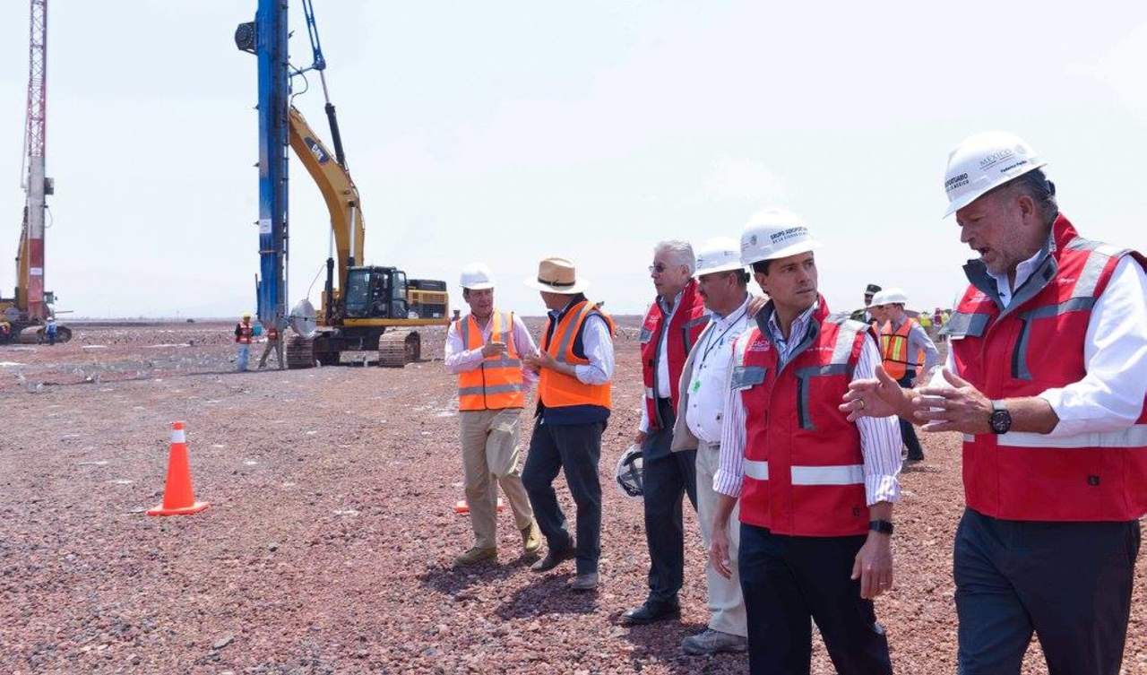 En la cuenta de Twitter de la Presidencia de la República, se dio a conocer que el jefe del Ejecutivo federal visitó el terreno donde se construye la nueva terminal aérea, en Texcoco, Estado de México. (TWITTER)