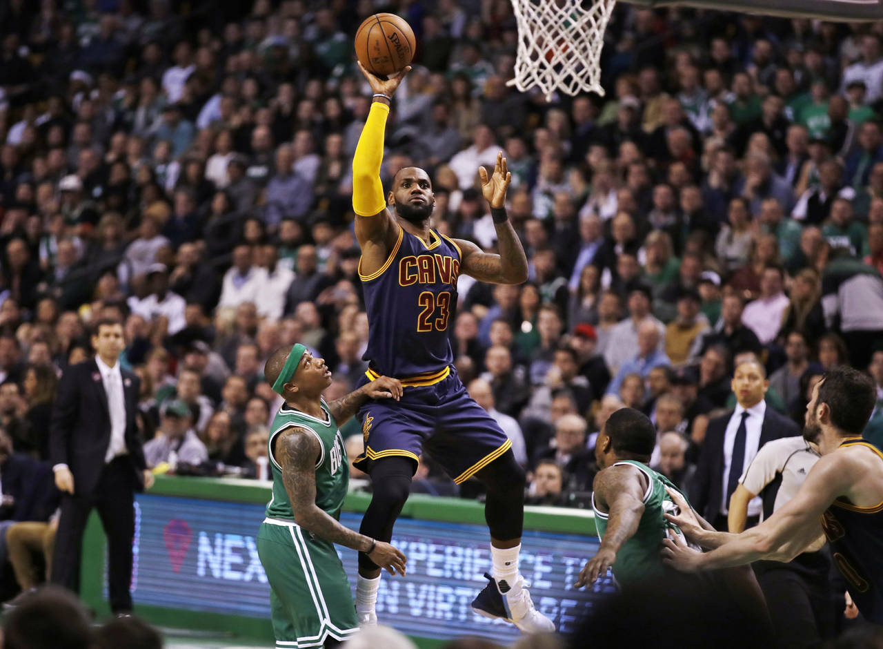 LeBron James anotó 36 puntos, bajó 10 rebotes y repartió seis asistencias en la victoria de Cavaliers 114-91 sobre los Celtics de Boston. (AP)