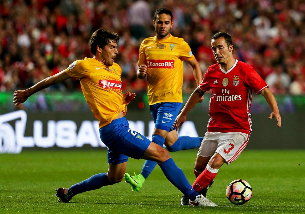 Benfica empató a tres goles con Estoril y se enfrentará en la final de la Copa de Portugal al Vitoria Guimaraes. (EFE)