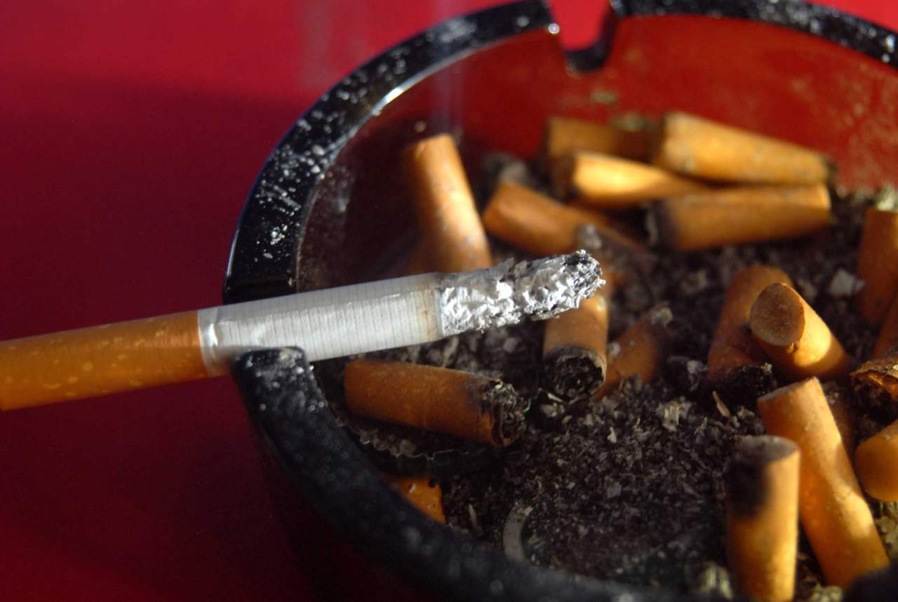 A pesar de décadas de políticas severas para el control del tabaco a nivel mundial, el crecimiento de la población fumadora ha visto un aumento dramático en los últimos años. (ARCHIVO)