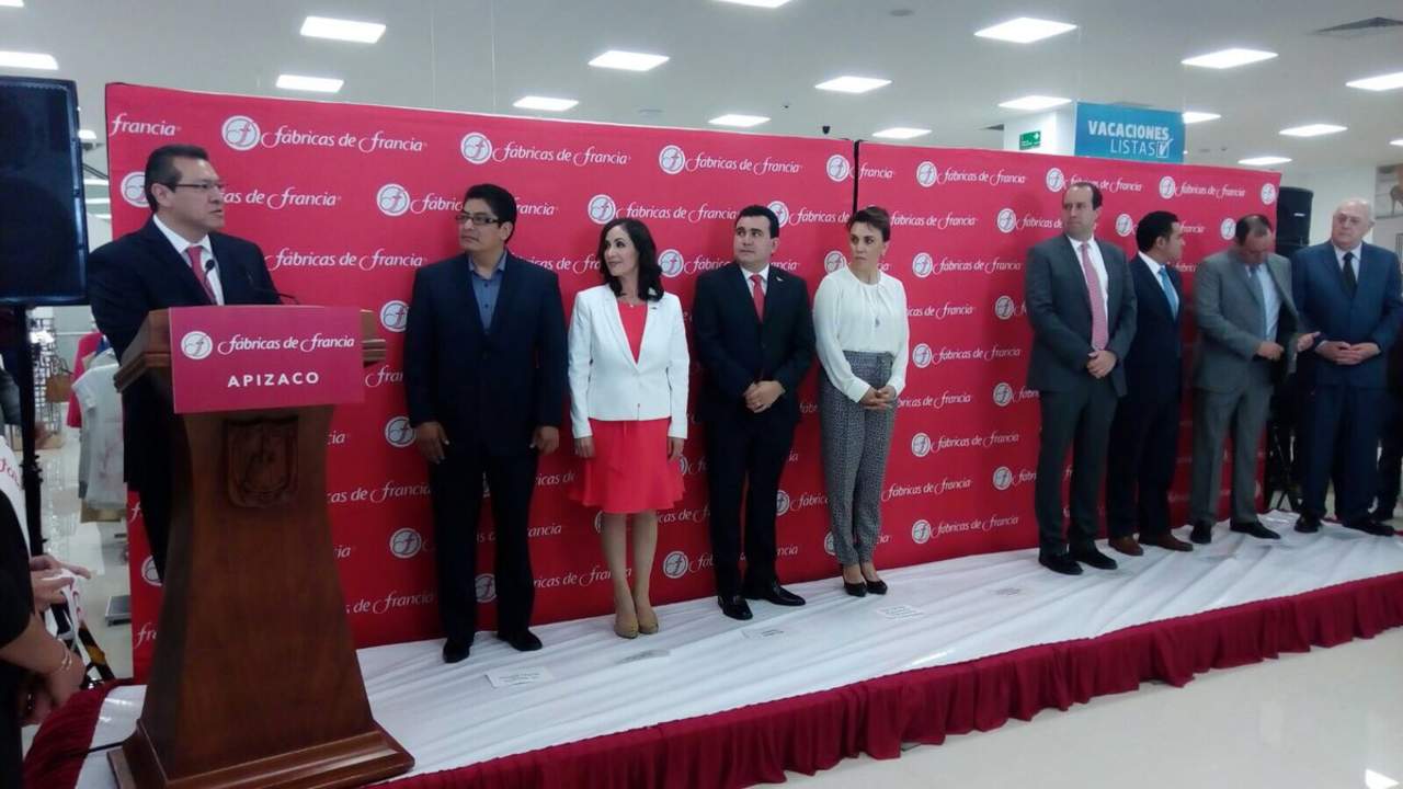 Marco Mena Rodríguez, gobernador de Tlaxcala inauguró la tienda en Apizaco, no obstante fueron los visitantes quienes quedaron sorprendidos ante las escaleras eléctricas. (TWITTER)