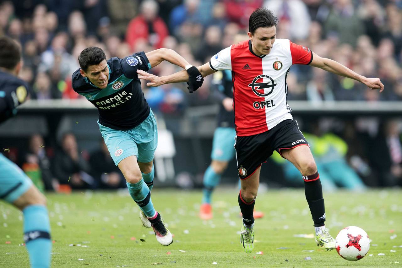 El zaguero mexicano es reconocido por su peligrosidad cuando se suma al ataque de su equipo, el PSV de Holanda. (Archivo)