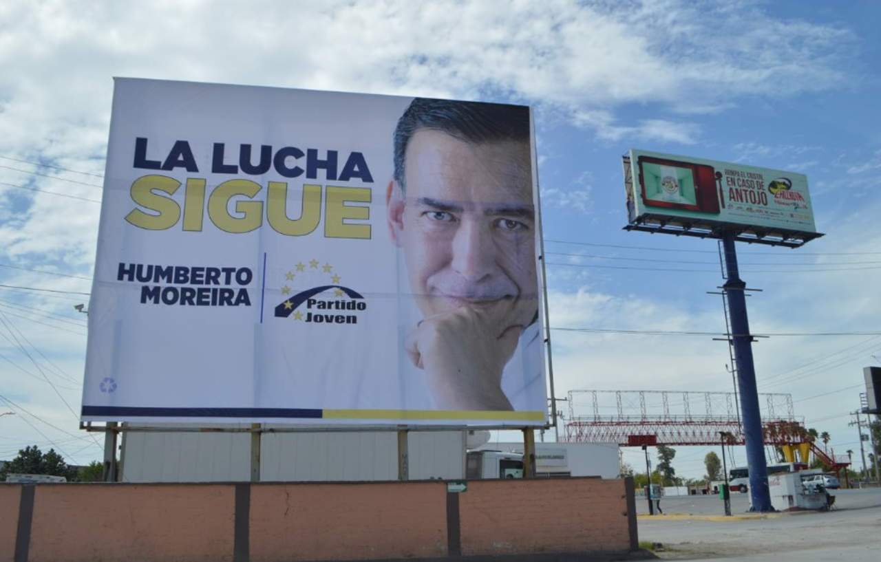 El rostro del exgobernador apareció en un anuncio de gran tamaño, ubicado sobre la carretera Torreón-Matamoros. (EL SIGLO DE TORREÓN)