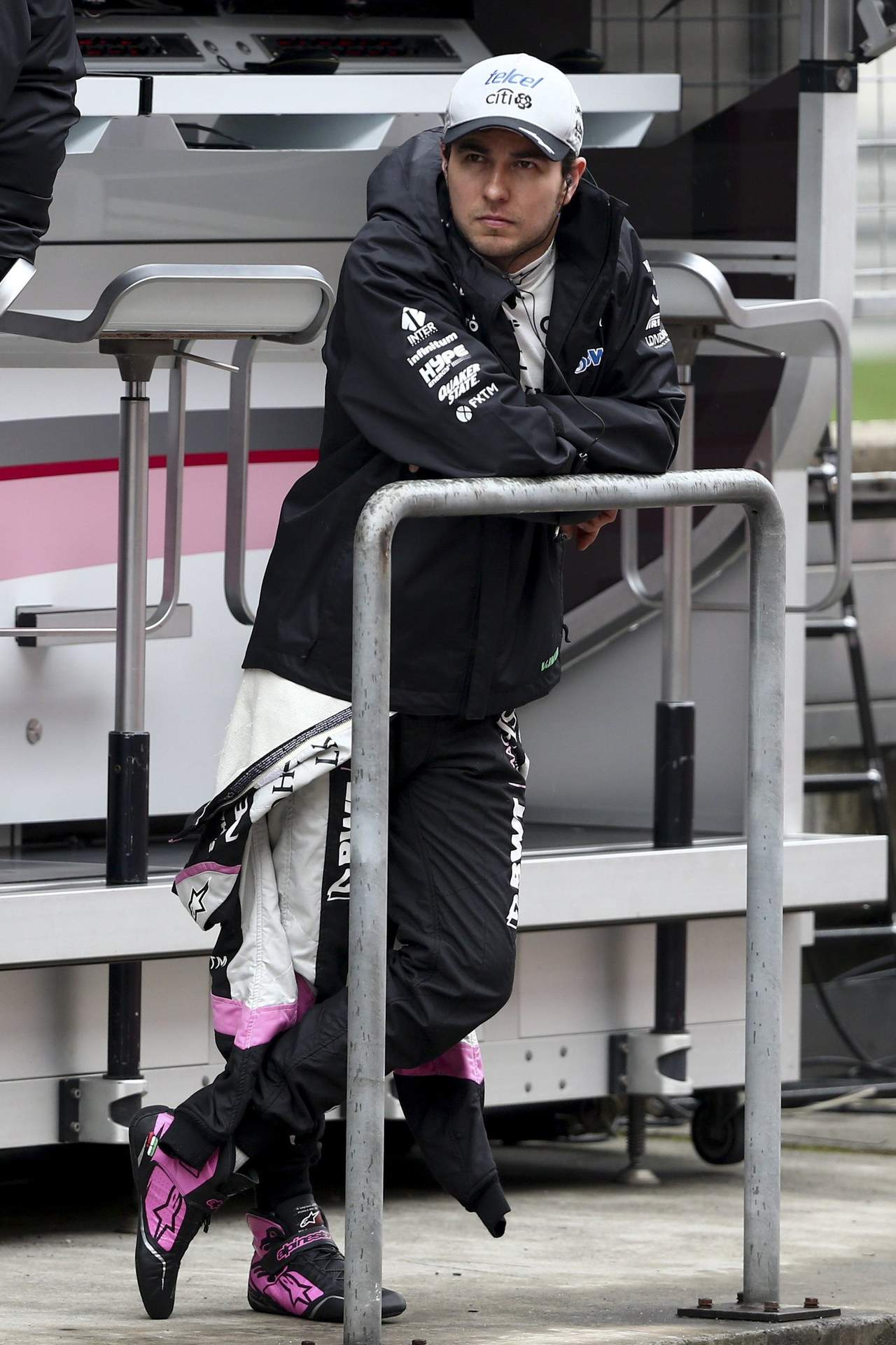 Sergio 'Checo' Pérez durante la sesión de prácticas de ayer del Gran Premio de China. (EFE)