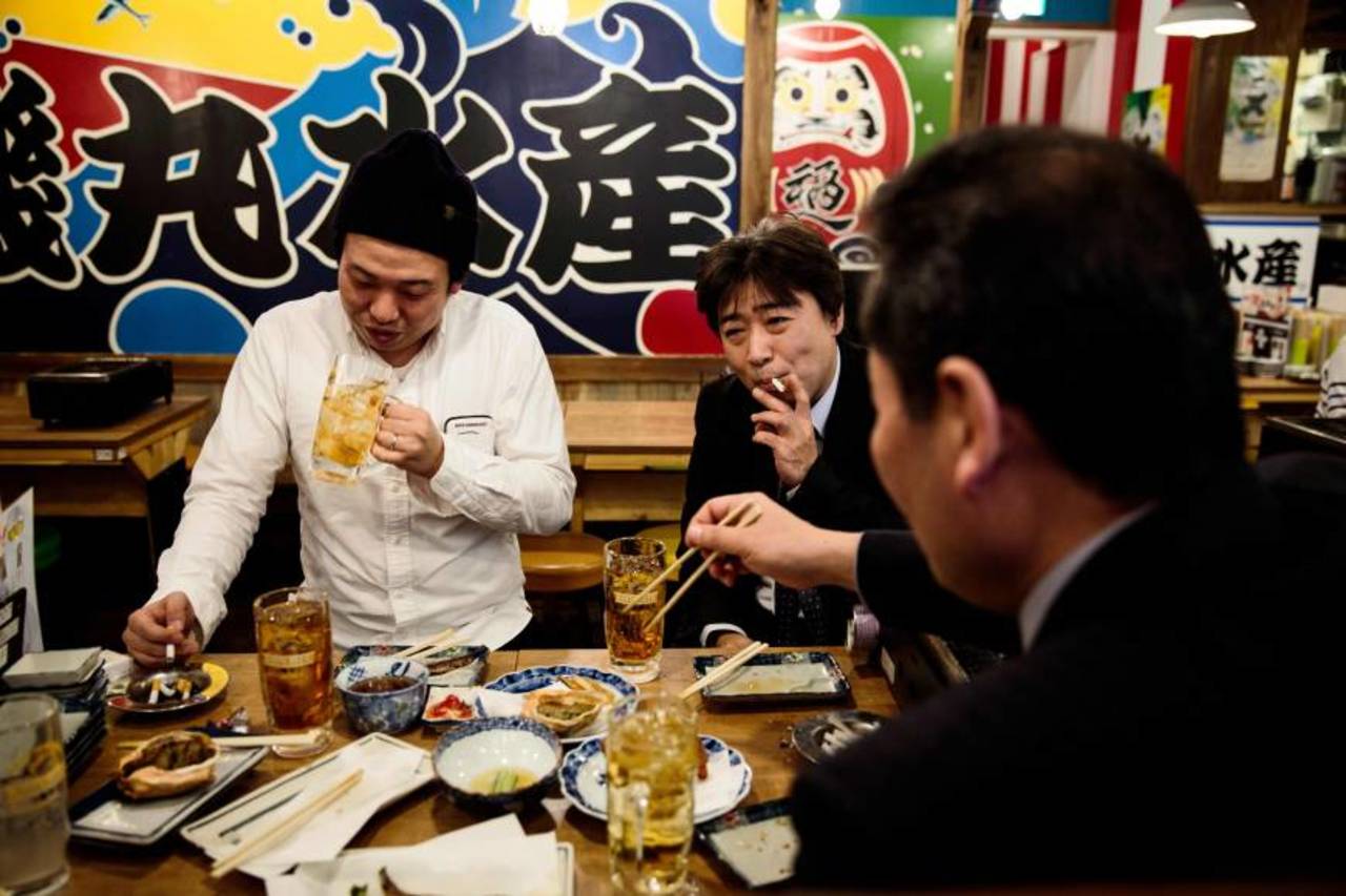 Tradiciones. En Japón, los varones acostumbran fumar durante los desayunos en los restaurantes.