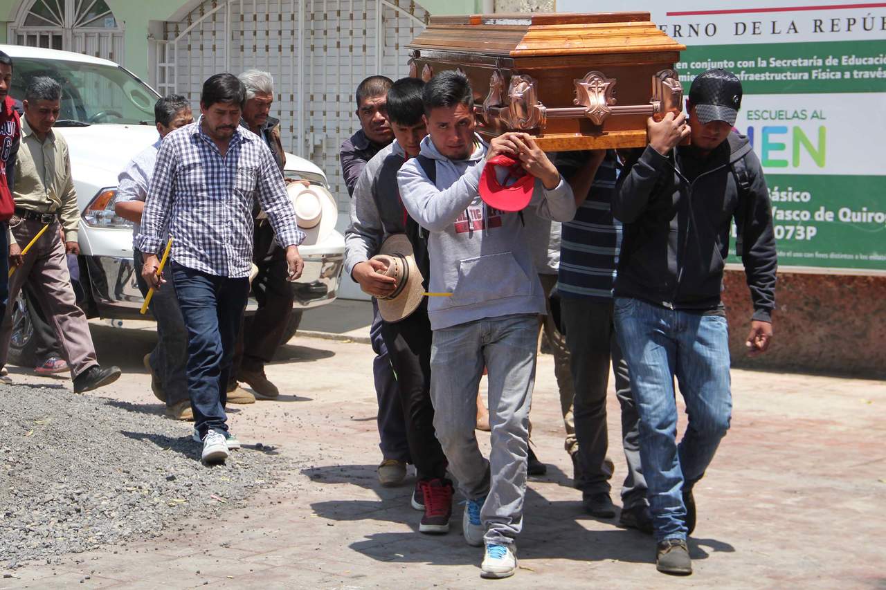 Despedida. Se realizó el funeral de uno de los jóvenes que falleció en los enfrentamientos del miércoles pasado, en la comunidad de Arantepacua.
