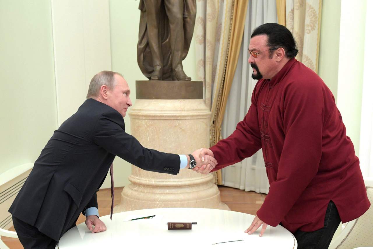 El actor y cantante estadounidense Steven Seagal, quien ha destacado en las cintas Marcado por la muerte y Alerta máxima, en las que ha demostrado su dotes en las artes marciales, celebra su cumpleaños número 66. (ARCHIVO)