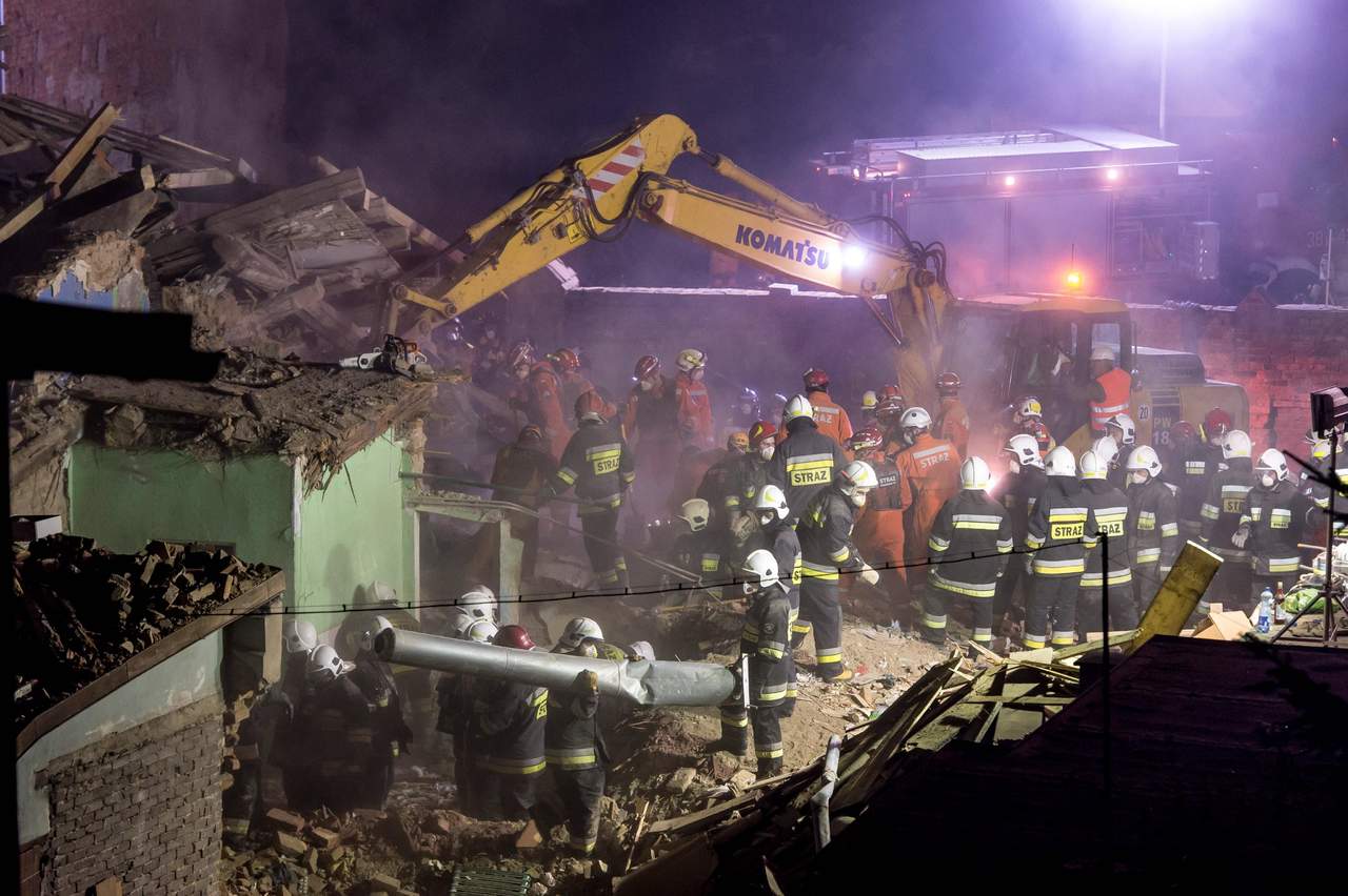 Los servicios de rescate actualizaron la cifra de fallecidos, inicialmente de tres, tras recuperar a lo largo de la jornada otros tres cuerpos entre los escombros. (EFE)