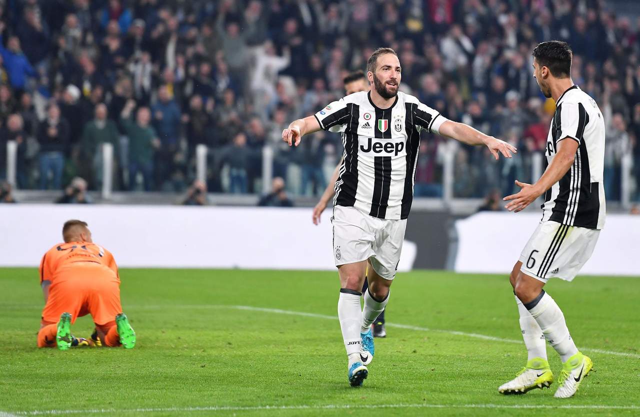 Gonzalo Higuaín anotó los dos tantos de la Juventus en el triunfo 2-0 sobre el Chievo Verona. (AP)