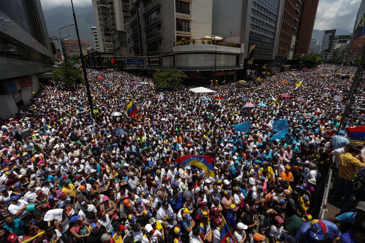 Protestas. Miles de manifestantes venezolanos se dirigían a la sede de la Defensoría del Pueblo.
