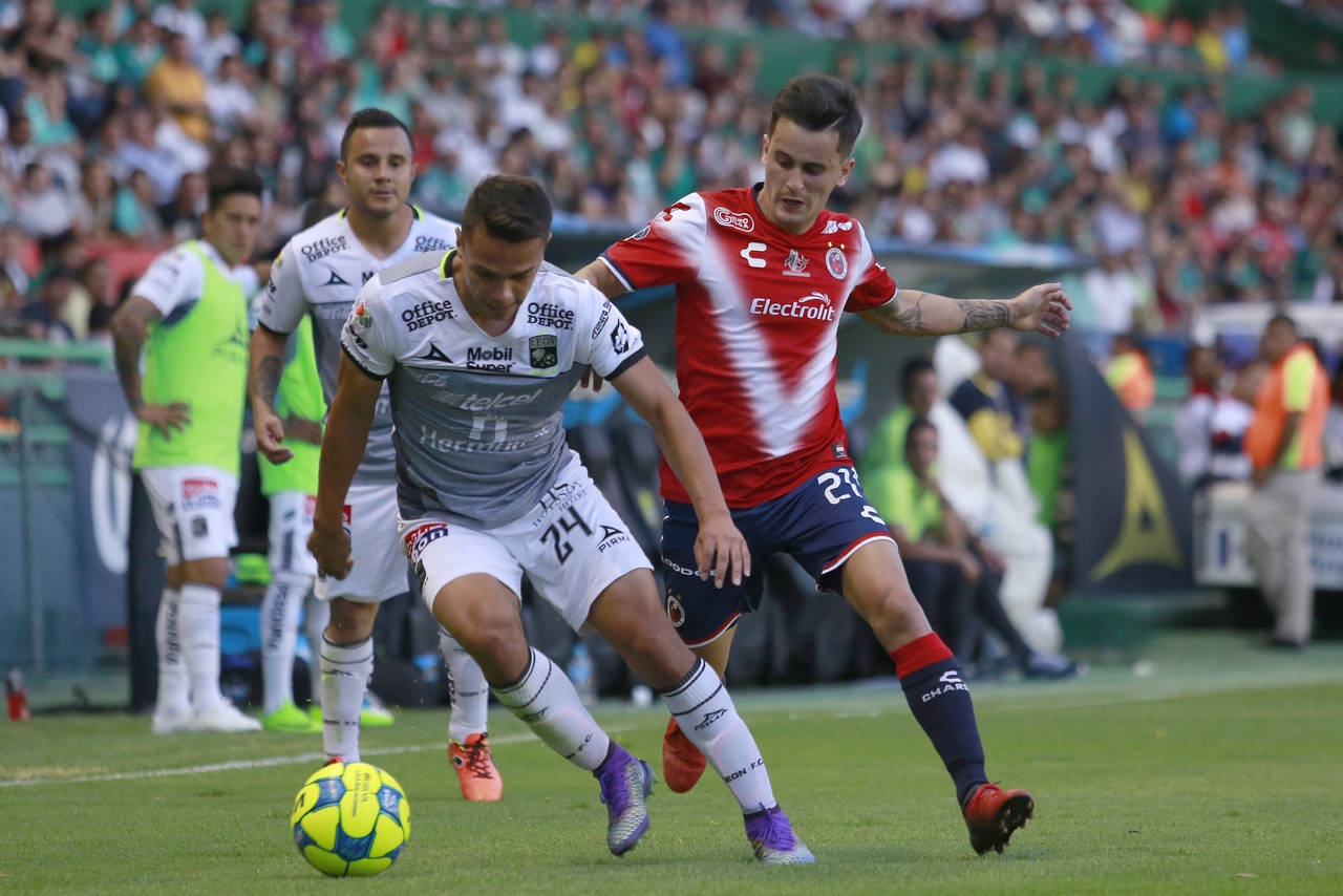Osvaldo Rodríguez, (i) del León, y Adrián Luna, del Veracruz, durante el juego de la jornada 13. León logra primer triunfo en casa