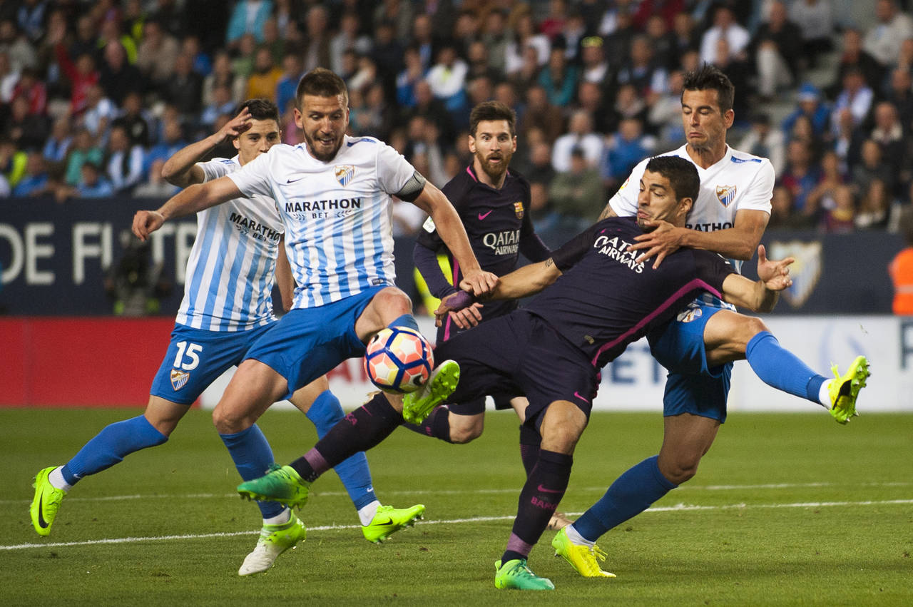 Ahora ni Luis Suárez ni Lionel Messi pudieron evitar la derrota del cuadro azulgrana.  (Fotografía de AP)