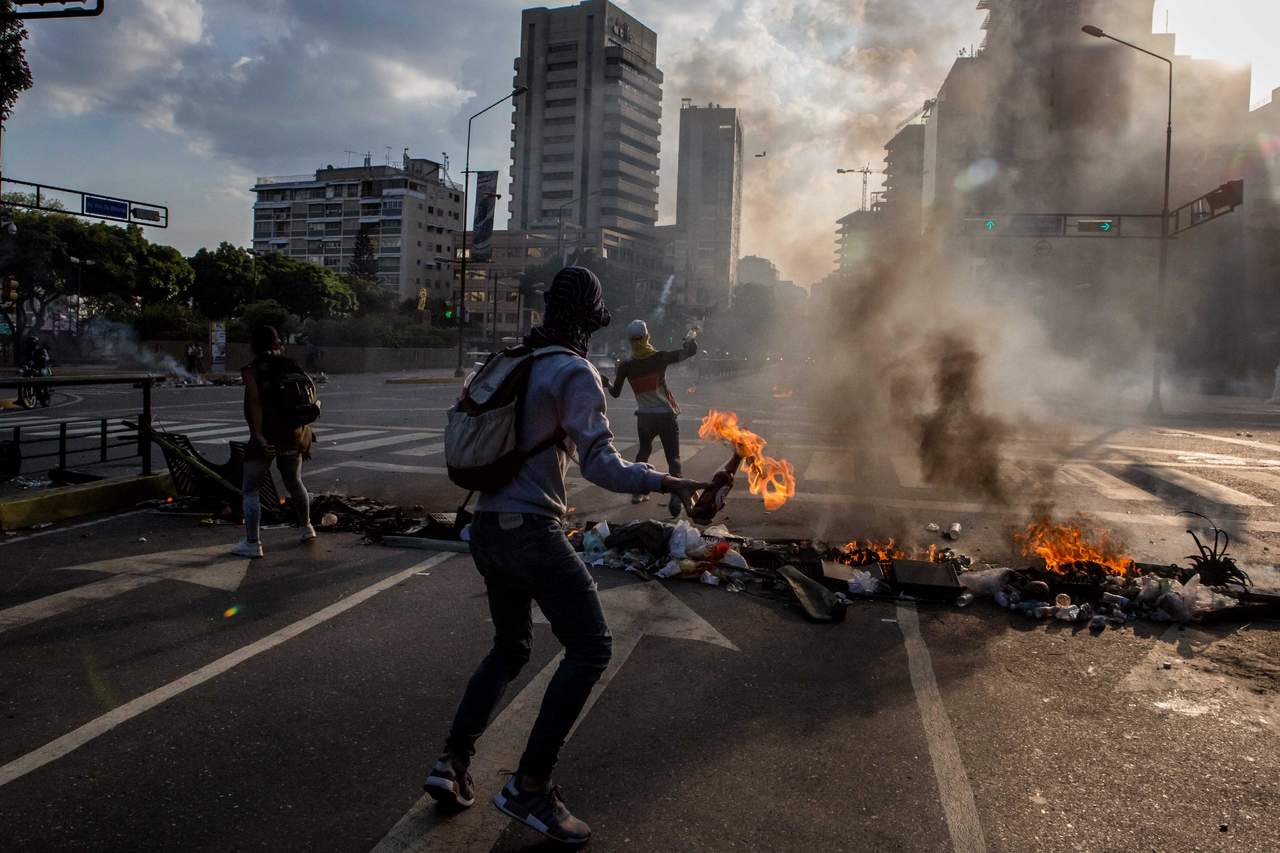 En contra. Manifestantes se enfrentaronn con agentes de la Policía Nacional Bolivariana, en las calles de Caracas, Venezuela. 