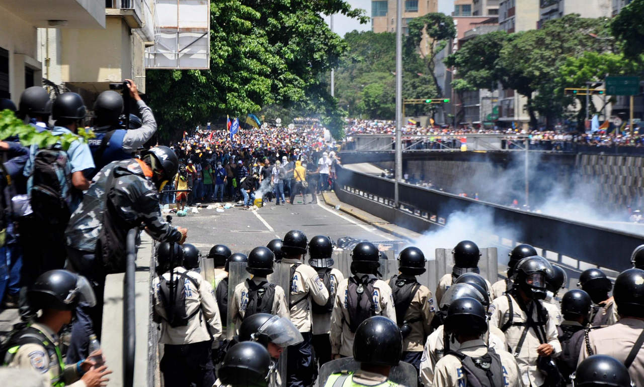 Respuesta. La policía venezolana disparó gases lacrimógenos y
perdigones contra manifestantes de la oposición.