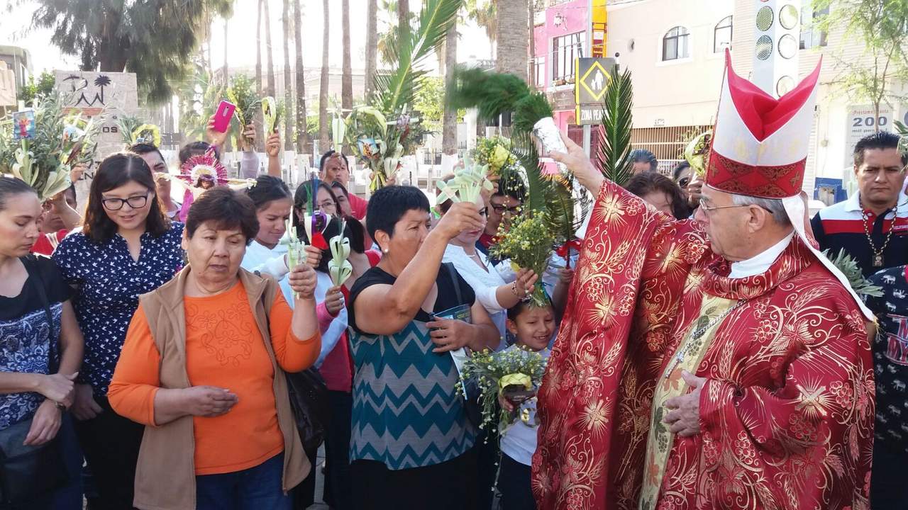 El obispo improvisó una ceremonia en la esquina de Mina y Matamoros desde donde partieron rumbo a catedral. (IVÁN CORPUS)