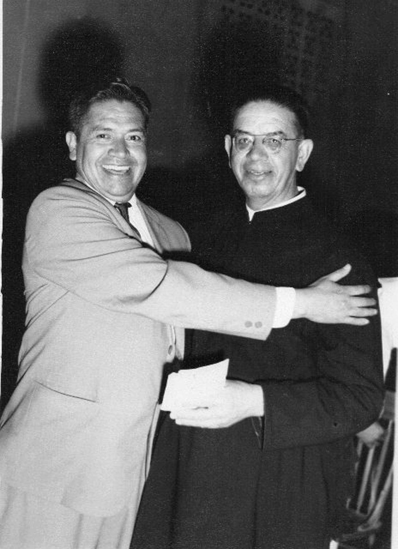 El P. Hernández Arciniega, recibiendo la Flor Natural de manos del sr. Juan Contreras Cárdenas, como triunfador del certamen de poesía en 1960.
