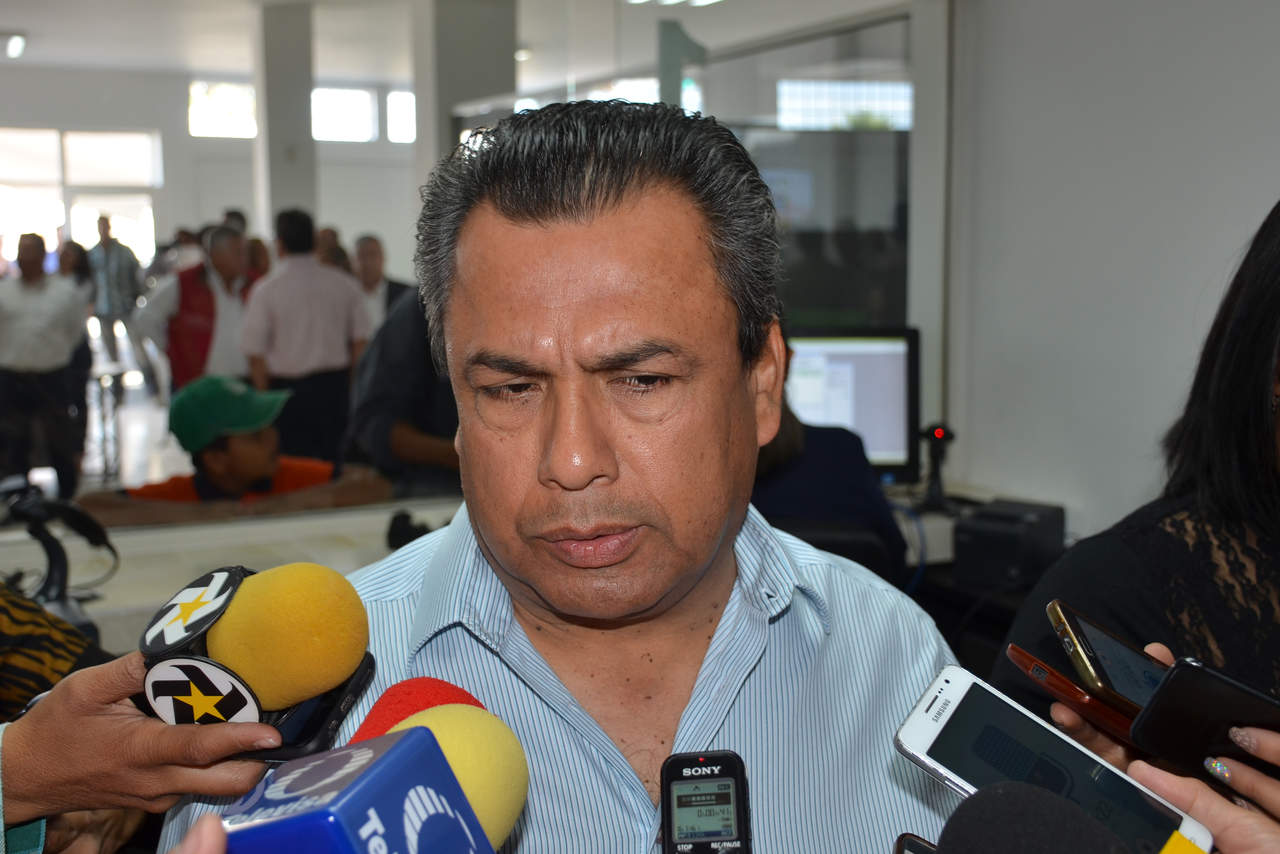 Según el alcalde Jorge Luis Morán dio su palabra a los bomberos con quienes se reunió en su despacho la semana pasada. (ARCHIVO)