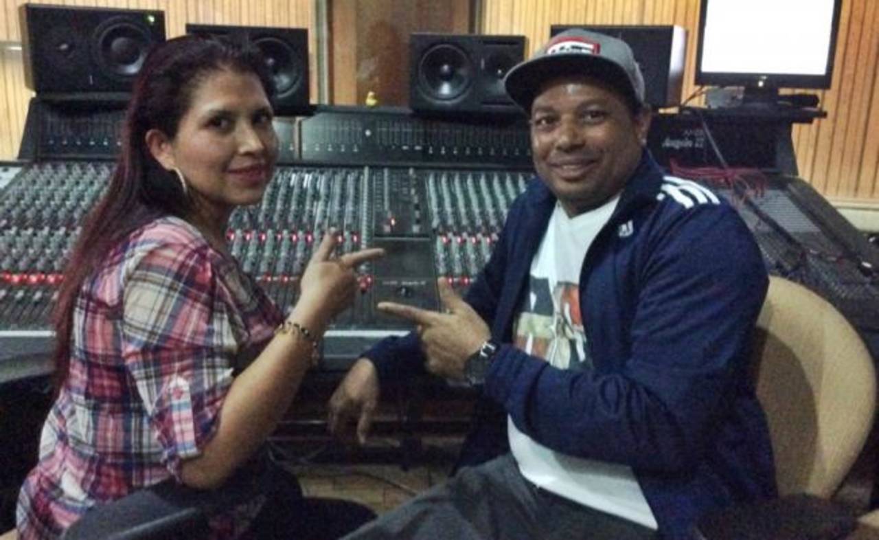 Se unen. Chupa merengue es el nombre de la colaboración entre la comediante Liliana Arriaga y el cantante Ramón Glass. (EL UNIVERSAL)
