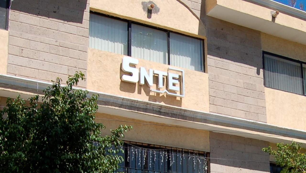 Se trata de comisionados sindicales adscritos a centros de trabajo convenidos entre el Sindicato Nacional de Trabajadores de la Educación (SNTE) y las autoridades educativas estatales. (ARCHIVO)
