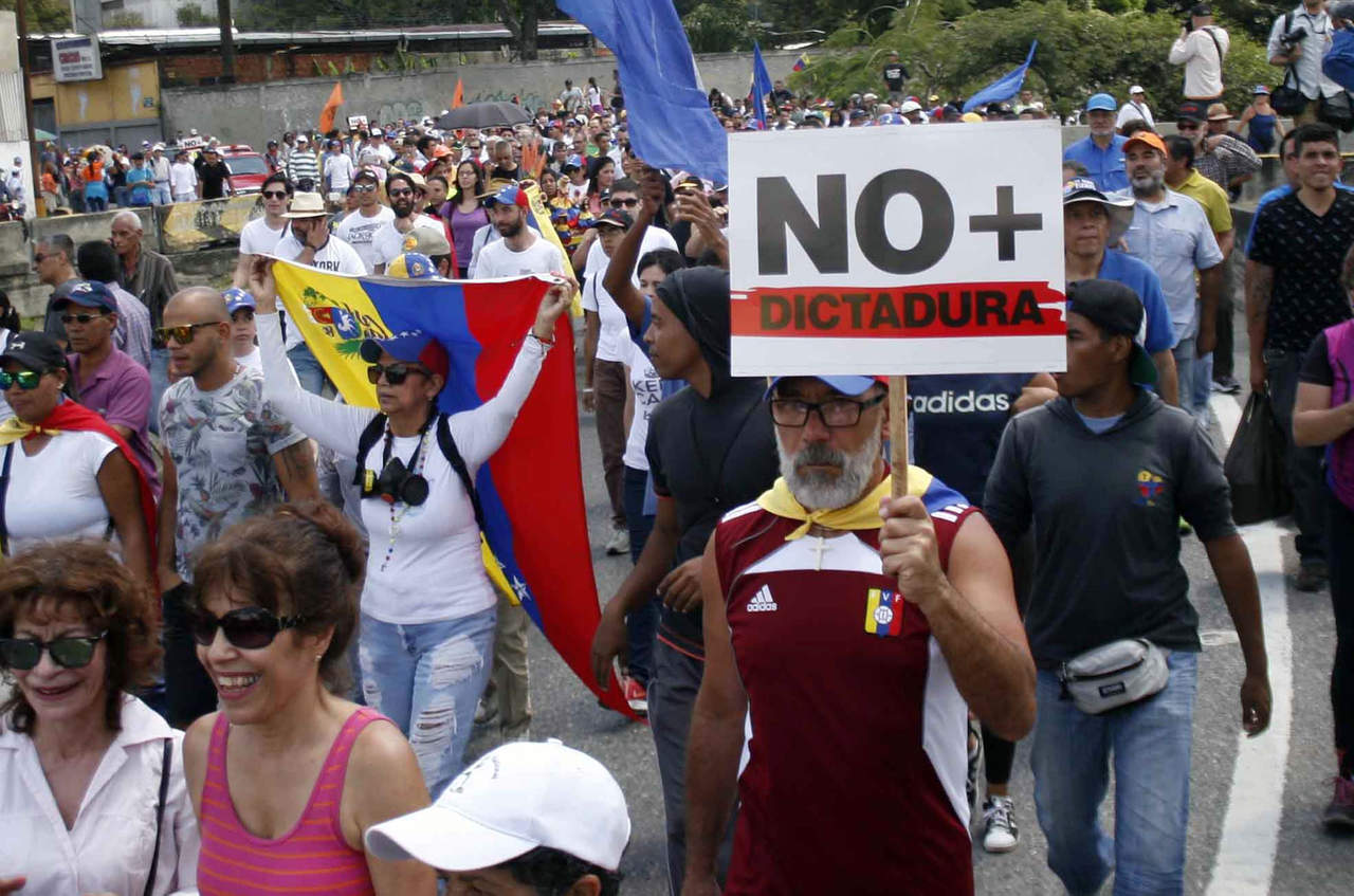 Las protestas callejeras, que se iniciaron el 30 de marzo, han dejado un muerto, varias decenas de heridos y más de un centenar de detenidos en Caracas y varias ciudades del interior. (ARCHIVO)