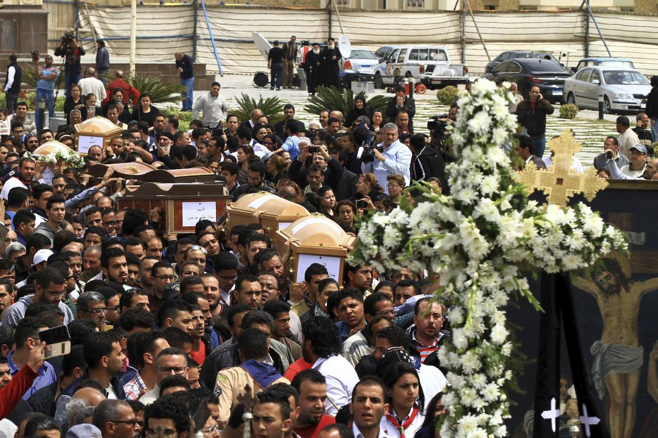 Familiares de los coptos que fallecieron en el atentado de la iglesia de Alejandría, asisten a su funeral en Alejandría. (EFE)