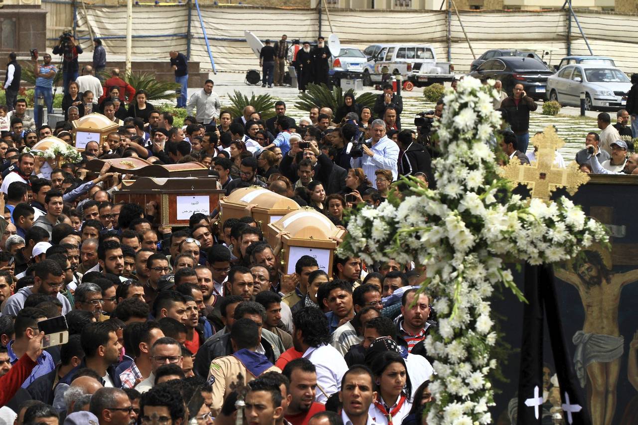Luto. Egipto despidió  a las víctimas mortales de los atentados terroristas que golpearon el domingo las catedrales coptas.