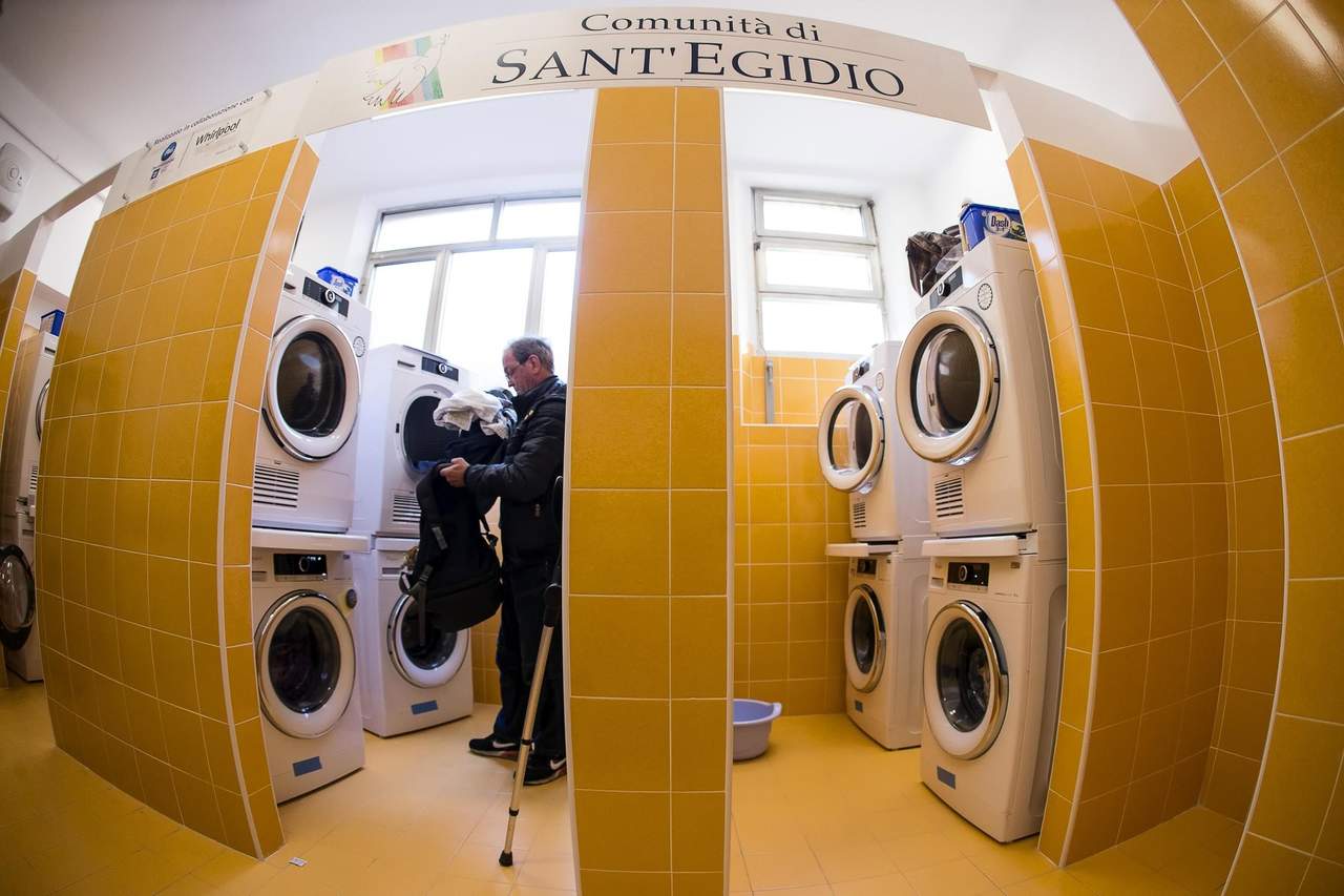 El local, cerca de la Santa Sede, tiene seis lavadoras y secadoras. (EFE)