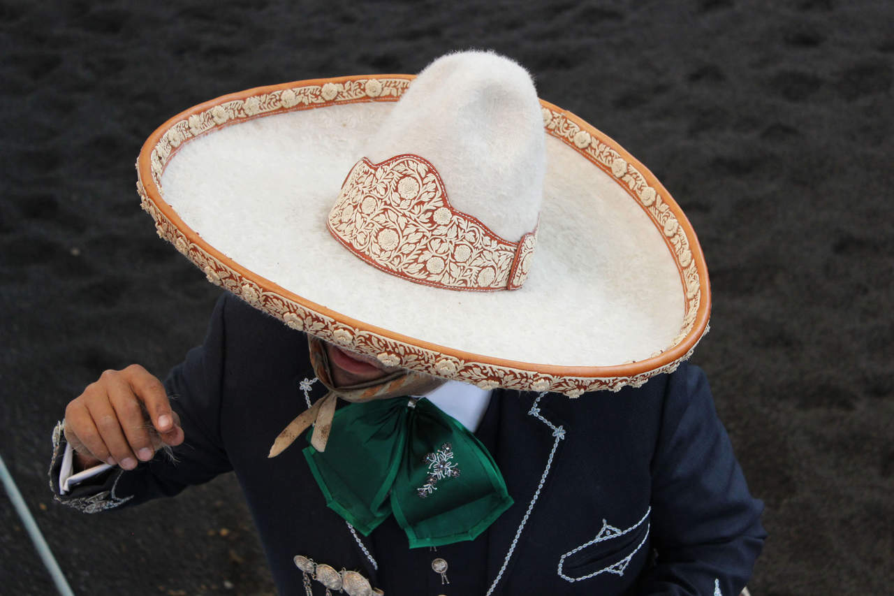 Es la indumentaria típica de los hombres y mujeres de Jalisco y del mariachi mexicano. (NOTIMEX)