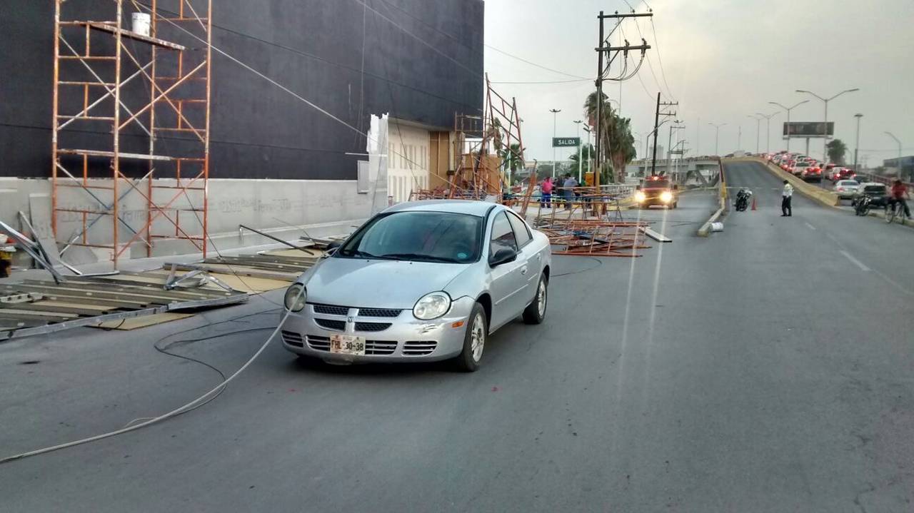 Cable. De 13 mil voltios cayó encima de un automóvil que se encontraba estacionado. No se reportaron lesionados. (EL SIGLO DE TORREÓN)