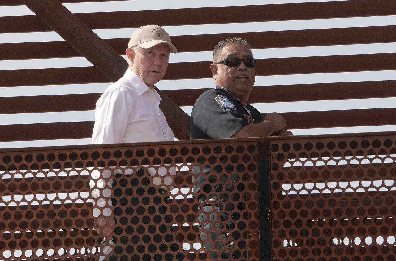 Revisión. El fiscal general Jeff Sessions visitó ayer la frontera entre México y Estados Unidos.