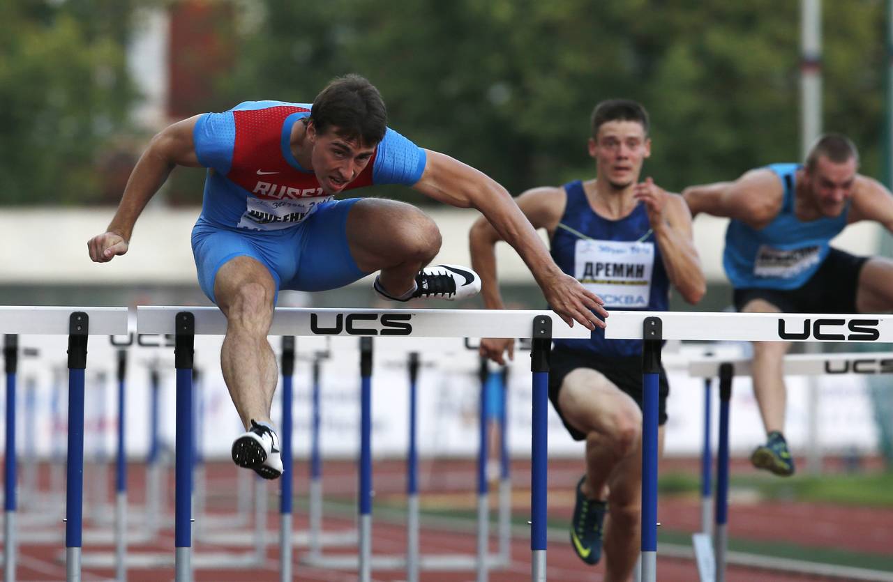 El vallista Sergey Shubenkov (i) es uno de los siete atletas rusos que podrán participar como neutrales. Siete atletas rusos podrán competir como neutrales