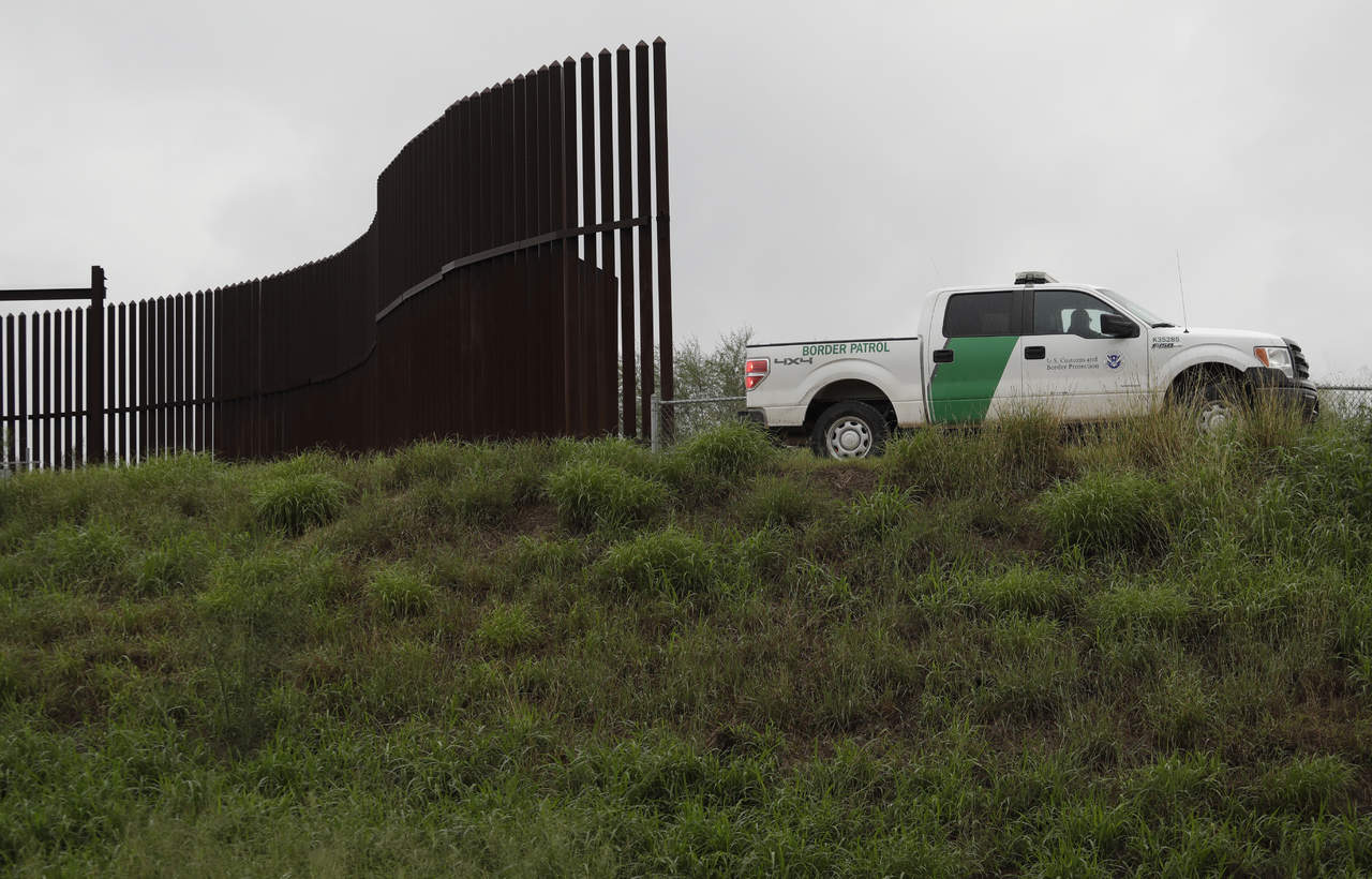 Cruzar la frontera de forma ilegal, así como ayudar o proporcionar los recursos para hacerlo -un 'negocio en auge', según Sessions-, será una ofensa muy grave. (ARCHIVO)