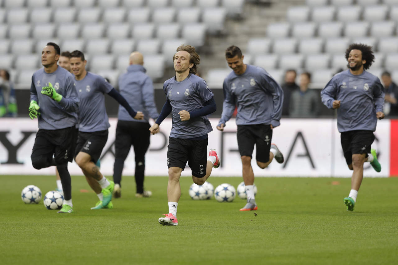 Los jugadores del Real Madrid entrenan un día antes de medirse al Bayern.
