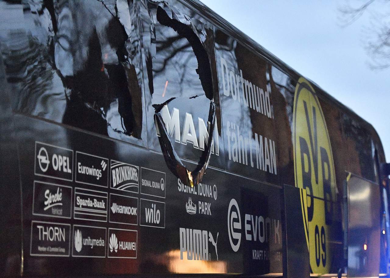 El camión en el que se transportaba el equipo resultó dañado por las explosiones. (EFE)